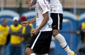 Souza que fez o primeiro gol do Corinthians comemora com Dentinho durante partida entre Corinthians x Atltico-PR vlida pela 1 rodada do Campeonato Brasileiro 2010, realizada no estdio do Pacaembu