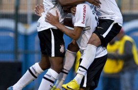 Souza que fez o primeiro gol do Corinthians, comemora com Elias e Dentinho durante partida entre Corinthians x Atltico-PR vlida pela 1 rodada do Campeonato Brasileiro 2010, realizada no estdio do Pacaembu