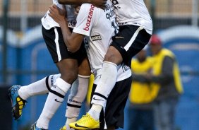 Souza(c) que fez o primeiro gol do Corinthians comemora com Elias e Dentinho durante partida entre Corinthians x Atltico-PR vlida pela 1 rodada do Campeonato Brasileiro 2010, realizada no estdio do Pacaembu