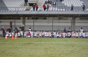 Criancas do projeto Time do Povo assistem ao treino do Corinthians realizado esta manh no Parque So Jorge. O prximo jogo do time ser domingo, dia 16/05, no Olmpico, contra o Grmio, pela 2 rodada do Campeonato Brasileiro 2010; So Paulo, Brasil