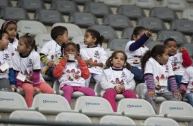 Criancas do projeto Time do Povo assistem ao treino do Corinthians realizado esta manh no Parque So Jorge. O prximo jogo do time ser domingo, dia 16/05, no Olmpico, contra o Grmio, pela 2 rodada do Campeonato Brasileiro 2010; So Paulo, Brasil