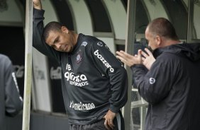 Mano Menezes e Ronaldo conversam durante o treino do Corinthians realizado esta manh no Parque So Jorge. O prximo jogo do time ser domingo, dia 16/05, no Olmpico, contra o Grmio, pela 2 rodada do Campeonato Brasileiro 2010; So Paulo, Brasil