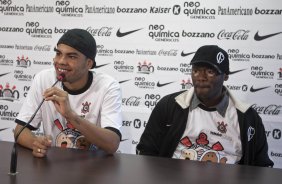 O Corinthians apresentou o projeto Time do Povo, que vai levar criancas carentes ao clube e aos jogos do time, apadrinhado pelo jogador Dentinho e pelo rapper Rappin Hood. ; So Paulo, Brasil