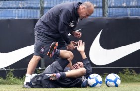 O preparador de goleiros Mauri Lima brinca com Dentinho durante o treino do Corinthians realizado esta manh no Parque So Jorge. O prximo jogo do time ser domingo, dia 16/05, no Olmpico, contra o Grmio, pela 2 rodada do Campeonato Brasileiro 2010; So Paulo, Brasil