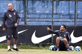 O preparador de goleiros Mauri Lima e Dentinho durante o treino do Corinthians realizado esta manh no Parque So Jorge. O prximo jogo do time ser domingo, dia 16/05, no Olmpico, contra o Grmio, pela 2 rodada do Campeonato Brasileiro 2010; So Paulo, Brasil