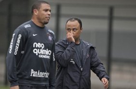 Ronaldo e o preparador fsico Eduardo Silva durante o treino do Corinthians realizado esta manh no Parque So Jorge. O prximo jogo do time ser domingo, dia 16/05, no Olmpico, contra o Grmio, pela 2 rodada do Campeonato Brasileiro 2010; So Paulo, Brasil