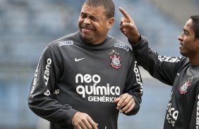 Ronaldo 'ganha' petelecos de Jorge Henrique durante o treino do Corinthians realizado esta manh no Parque So Jorge. O prximo jogo do time ser domingo, dia 16/05, no Olmpico, contra o Grmio, pela 2 rodada do Campeonato Brasileiro 2010; So Paulo, Brasil