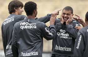 Ronaldo 'ganha' petelecos de Paulo Andr e Renato durante o treino do Corinthians realizado esta manh no Parque So Jorge. O prximo jogo do time ser domingo, dia 16/05, no Olmpico, contra o Grmio, pela 2 rodada do Campeonato Brasileiro 2010; So Paulo, Brasil