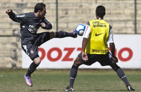 Bruno Cesar e Paulinho durante o treino do Corinthians realizado esta manhã no Parque São Jorge. O próximo jogo do time será amanhã, domingo, dia 16/05, no Olímpico, contra o Grêmio, pela 2ª rodada do Campeonato Brasileiro 2010; São Paulo, Brasil