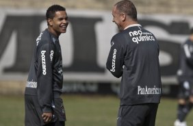 Dentinho e Mano Menezes durante o treino do Corinthians realizado esta manhã no Parque São Jorge. O próximo jogo do time será amanhã, domingo, dia 16/05, no Olímpico, contra o Grêmio, pela 2ª rodada do Campeonato Brasileiro 2010; São Paulo, Brasil