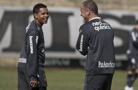 Dentinho e Mano Menezes durante o treino do Corinthians realizado esta manh no Parque So Jorge. O prximo jogo do time ser amanh, domingo, dia 16/05, no Olmpico, contra o Grmio, pela 2 rodada do Campeonato Brasileiro 2010; So Paulo, Brasil