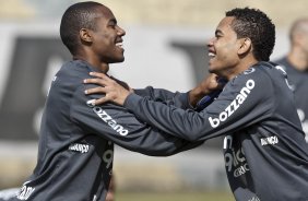 Elias e Dentinho durante o treino do Corinthians realizado esta manhã no Parque São Jorge. O próximo jogo do time será amanhã, domingo, dia 16/05, no Olímpico, contra o Grêmio, pela 2ª rodada do Campeonato Brasileiro 2010; São Paulo, Brasil