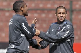 Elias e Roberto Carlos durante o treino do Corinthians realizado esta manhã no Parque São Jorge. O próximo jogo do time será amanhã, domingo, dia 16/05, no Olímpico, contra o Grêmio, pela 2ª rodada do Campeonato Brasileiro 2010; São Paulo, Brasil