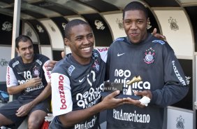 Elias entrega o trofeu Pereba para Jucilei, eleito o 'pior'jogador do rachão durante o treino do Corinthians realizado esta manhã no Parque São Jorge. O próximo jogo do time será amanhã, domingo, dia 16/05, no Olímpico, contra o Grêmio, pela 2ª rodada do Campeonato Brasileiro 2010; São Paulo, Brasil