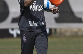 Mano Menezes durante o treino do Corinthians realizado esta manhã no Parque São Jorge. O próximo jogo do time será amanhã, domingo, dia 16/05, no Olímpico, contra o Grêmio, pela 2ª rodada do Campeonato Brasileiro 2010; São Paulo, Brasil