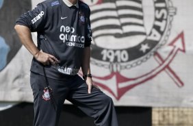 Mano Menezes durante o treino do Corinthians realizado esta manhã no Parque São Jorge. O próximo jogo do time será amanhã, domingo, dia 16/05, no Olímpico, contra o Grêmio, pela 2ª rodada do Campeonato Brasileiro 2010; São Paulo, Brasil