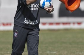 Mano Menezes durante o treino do Corinthians realizado esta manhã no Parque São Jorge. O próximo jogo do time será amanhã, domingo, dia 16/05, no Olímpico, contra o Grêmio, pela 2ª rodada do Campeonato Brasileiro 2010; São Paulo, Brasil