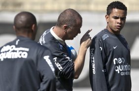 Mano Menezes e Dentinho durante o treino do Corinthians realizado esta manhã no Parque São Jorge. O próximo jogo do time será amanhã, domingo, dia 16/05, no Olímpico, contra o Grêmio, pela 2ª rodada do Campeonato Brasileiro 2010; São Paulo, Brasil