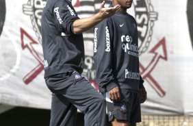 Mano Menezes e Roberto Carlos durante o treino do Corinthians realizado esta manhã no Parque São Jorge. O próximo jogo do time será amanhã, domingo, dia 16/05, no Olímpico, contra o Grêmio, pela 2ª rodada do Campeonato Brasileiro 2010; São Paulo, Brasil