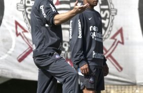 Mano Menezes e Roberto Carlos durante o treino do Corinthians realizado esta manh no Parque So Jorge. O prximo jogo do time ser amanh, domingo, dia 16/05, no Olmpico, contra o Grmio, pela 2 rodada do Campeonato Brasileiro 2010; So Paulo, Brasil