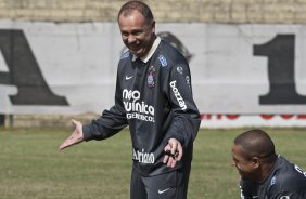 Mano Menezes e Roberto Carlos durante o treino do Corinthians realizado esta manhã no Parque São Jorge. O próximo jogo do time será amanhã, domingo, dia 16/05, no Olímpico, contra o Grêmio, pela 2ª rodada do Campeonato Brasileiro 2010; São Paulo, Brasil