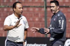 O preparador físico Eduardo Silva e Chicão durante o treino do Corinthians realizado esta manhã no Parque São Jorge. O próximo jogo do time será amanhã, domingo, dia 16/05, no Olímpico, contra o Grêmio, pela 2ª rodada do Campeonato Brasileiro 2010; São Paulo, Brasil