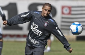 Roberto Carlos durante o treino do Corinthians realizado esta manhã no Parque São Jorge. O próximo jogo do time será amanhã, domingo, dia 16/05, no Olímpico, contra o Grêmio, pela 2ª rodada do Campeonato Brasileiro 2010; São Paulo, Brasil