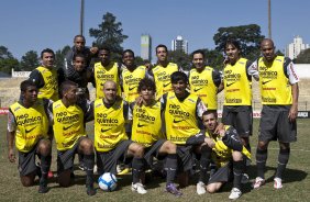 Time de coletes vencedor do racho durante o treino do Corinthians realizado esta manh no Parque So Jorge. O prximo jogo do time ser amanh, domingo, dia 16/05, no Olmpico, contra o Grmio, pela 2 rodada do Campeonato Brasileiro 2010; So Paulo, Brasil