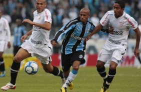 Jorge Henrique, do Corinthians,disputa a bola com o jogador Joilson do Grmio,em Partida vlida pelo campeonato brasileiro, no estdio Olmpico SP