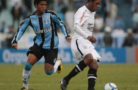Jucilei, do Corinthians,disputa a bola com o jogador Bergson do Grmio,em Partida vlida pelo campeonato brasileiro, no estdio Olmpico SP