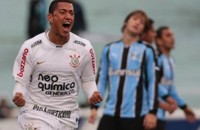 Ralf, do Corinthians,comemora aps marca gol contra a equipe do Grmio,em Partida vlida pelo campeonato brasileiro, no estdio Olmpico SP