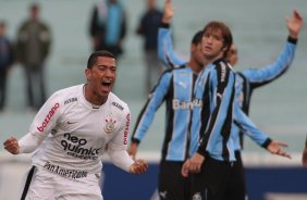 Ralf, do Corinthians,comemora aps marca gol contra a equipe do Grmio,em Partida vlida pelo campeonato brasileiro, no estdio Olmpico SP
