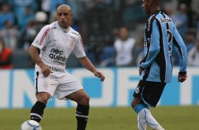 Roberto Carlos, do Corinthians,disputa a bola com o jogador Joilson do Grmio,em Partida vlida pelo campeonato brasileiro, no estdio Olmpico SP