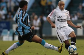 Roberto Carlos, do Corinthians,disputa a bola com o jogador Bergson do Grmio,em Partida vlida pelo campeonato brasileiro, no estdio Olmpico SP
