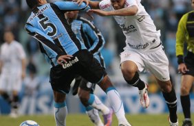 Sousa, do Corinthians,disputa a bola com o jogador Willian do Grmio,em Partida vlida pelo campeonato brasileiro, no estdio Olmpico
