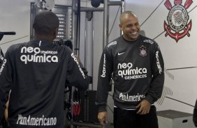 Elias, de costas, e Ronaldo durante o treino do Corinthians realizado esta manhã no Parque São Jorge. O próximo jogo do time será domingo, dia 23/05, no Pacaembu, contra o Fluminense, pela 3ª rodada do Campeonato Brasileiro 2010; São Paulo, Brasil