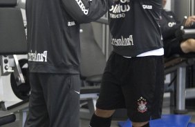 Imagem refletida no espelho do fisioterapeuta Bruno Maziotti com Ronaldo durante o treino do Corinthians realizado esta manhã no Parque São Jorge. O próximo jogo do time será domingo, dia 23/05, no Pacaembu, contra o Fluminense, pela 3ª rodada do Campeonato Brasileiro 2010; São Paulo, Brasil