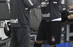 Imagem refletida no espelho do fisioterapeuta Bruno Maziotti com Ronaldo durante o treino do Corinthians realizado esta manh no Parque So Jorge. O prximo jogo do time ser domingo, dia 23/05, no Pacaembu, contra o Fluminense, pela 3 rodada do Campeonato Brasileiro 2010; So Paulo, Brasil