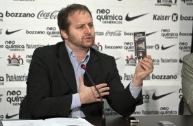 O Corinthians apresentou hoje durante entrevista coletiva, o Chip do Timao destinado aos torcedores, para ser usado em telefones celulares. Na foto, Marcelo Zylberkan, presidente da Titan Groups. O próximo jogo do time será domingo, dia 23/05, no Pacaembu, contra o Fluminense, pela 3ª rodada do Campeonato Brasileiro 2010; São Paulo, Brasil