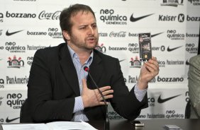 O Corinthians apresentou hoje durante entrevista coletiva, o Chip do Timao destinado aos torcedores, para ser usado em telefones celulares. Na foto, Marcelo Zylberkan, presidente da Titan Groups. O prximo jogo do time ser domingo, dia 23/05, no Pacaembu, contra o Fluminense, pela 3 rodada do Campeonato Brasileiro 2010; So Paulo, Brasil