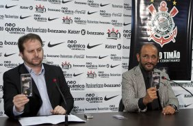 O Corinthians apresentou hoje durante entrevista coletiva, o Chip do Timao destinado aos torcedores, para ser usado em telefones celulare. Na foto, Marcelo Zylberkan, presidente da Titans Group e Luis Paulo Rosenberg, diretor de marketing do Corinthians. O prximo jogo do time ser domingo, dia 23/05, no Pacaembu, contra o Fluminense, pela 3 rodada do Campeonato Brasileiro 2010; So Paulo, Brasil