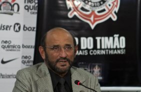 O Corinthians apresentou hoje durante entrevista coletiva, o Chip do Timao destinado aos torcedores, para ser usado em telefones celulares. Na foto o diretor de marketing do Corinthians, Luis Paulo Rosenberg. O próximo jogo do time será domingo, dia 23/05, no Pacaembu, contra o Fluminense, pela 3ª rodada do Campeonato Brasileiro 2010; São Paulo, Brasil
