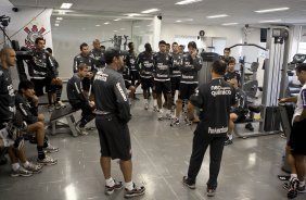 O preparador Eduardo Silva conversa com os jogadores durante o treino do Corinthians realizado esta manhã no Parque São Jorge. O próximo jogo do time será domingo, dia 23/05, no Pacaembu, contra o Fluminense, pela 3ª rodada do Campeonato Brasileiro 2010; São Paulo, Brasil