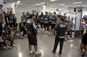 O preparador Eduardo Silva conversa com os jogadores durante o treino do Corinthians realizado esta manh no Parque So Jorge. O prximo jogo do time ser domingo, dia 23/05, no Pacaembu, contra o Fluminense, pela 3 rodada do Campeonato Brasileiro 2010; So Paulo, Brasil