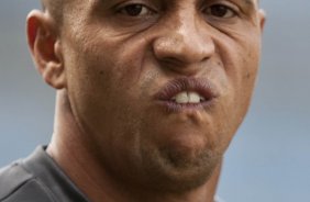 Roberto Carlos durante o treino do Corinthians realizado esta manhã no Parque São Jorge. O próximo jogo do time será domingo, dia 23/05, no Pacaembu, contra o Fluminense, pela 3ª rodada do Campeonato Brasileiro 2010; São Paulo, Brasil