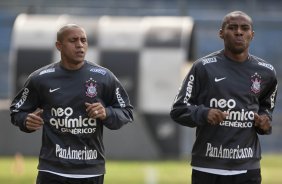 Roberto Carlos e Elias durante o treino do Corinthians realizado esta manh no Parque So Jorge. O prximo jogo do time ser domingo, dia 23/05, no Pacaembu, contra o Fluminense, pela 3 rodada do Campeonato Brasileiro 2010; So Paulo, Brasil