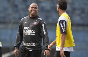 Ronaldo e Edu Gaspar durante o treino do Corinthians realizado esta manhã no Parque São Jorge. O próximo jogo do time será domingo, dia 23/05, no Pacaembu, contra o Fluminense, pela 3ª rodada do Campeonato Brasileiro 2010; São Paulo, Brasil