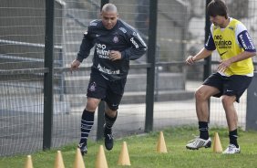Ronaldo e Paulo André durante o treino do Corinthians realizado esta manhã no Parque São Jorge. O próximo jogo do time será domingo, dia 23/05, no Pacaembu, contra o Fluminense, pela 3ª rodada do Campeonato Brasileiro 2010; São Paulo, Brasil