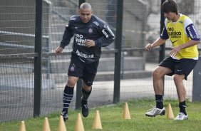 Ronaldo e Paulo Andr durante o treino do Corinthians realizado esta manh no Parque So Jorge. O prximo jogo do time ser domingo, dia 23/05, no Pacaembu, contra o Fluminense, pela 3 rodada do Campeonato Brasileiro 2010; So Paulo, Brasil