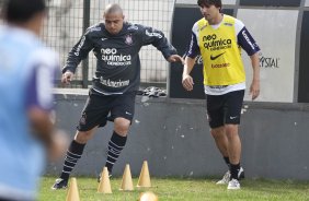 Ronaldo e Paulo André durante o treino do Corinthians realizado esta manhã no Parque São Jorge. O próximo jogo do time será domingo, dia 23/05, no Pacaembu, contra o Fluminense, pela 3ª rodada do Campeonato Brasileiro 2010; São Paulo, Brasil